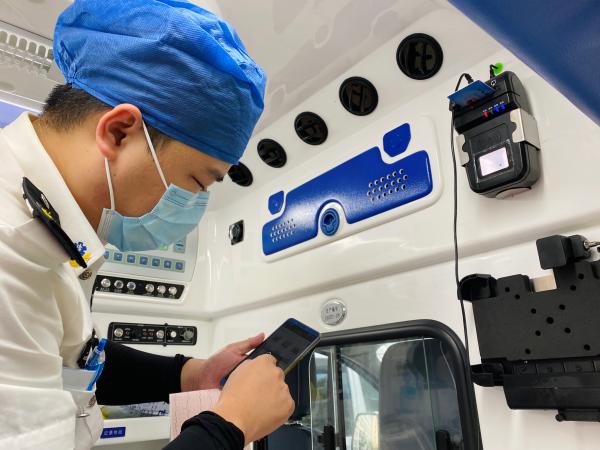 黑料网：记者体验“5G救护车”：生命体征数据实时传送，上车就能享受专家远程诊断